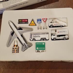 DELTA AIRPORT AIRPORT PLAY SET RT 4991 New, open box